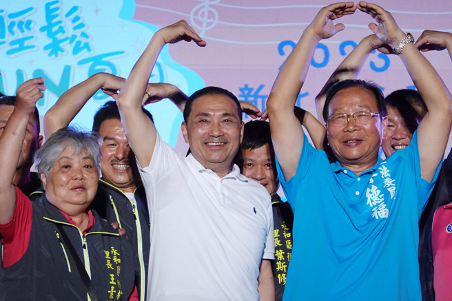 國民黨總統參選人侯友宜（中）15日出席永和仲夏夜之夢「民歌之夜」活動，並和民眾、里長握手致意。（姚志平攝）