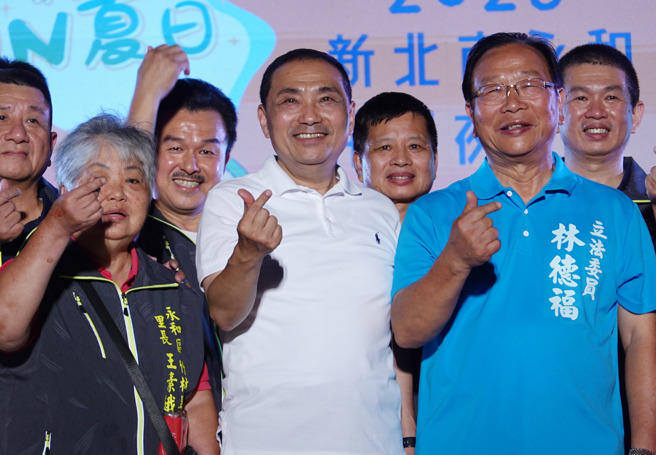 國民黨總統參選人侯友宜（中）15日出席永和仲夏夜之夢「民歌之夜」活動，並和民眾、里長握手致意。（姚志平攝）