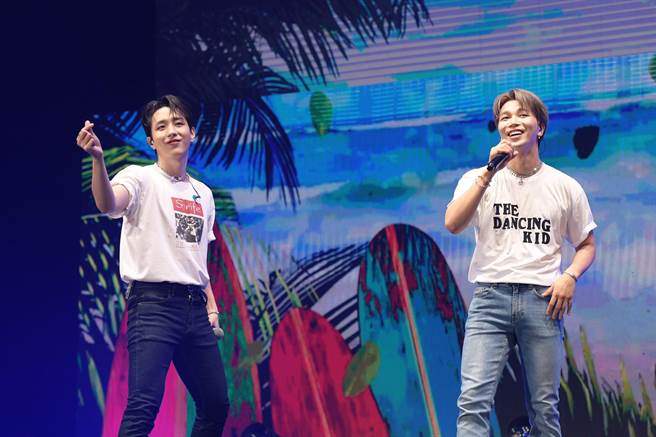 「SEVENUS」第二个上场。（华艺娱乐提供）