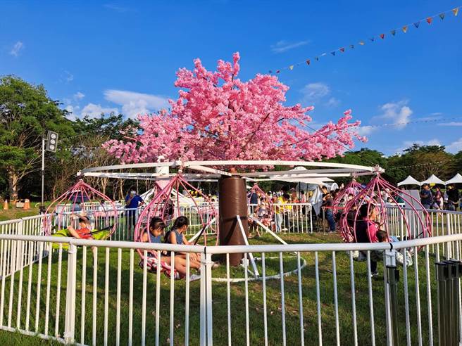 「屏东夏日狂欢祭」15日在潮州林后四林平地森林园区盛大登场，首日即超过10万人次朝圣。（谢佳潾摄）