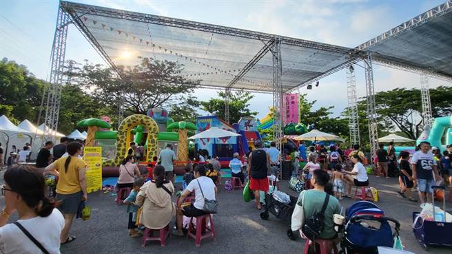 「屏东夏日狂欢祭」15日在潮州林后四林平地森林园区盛大登场，首日即超过10万人次朝圣。（谢佳潾摄）