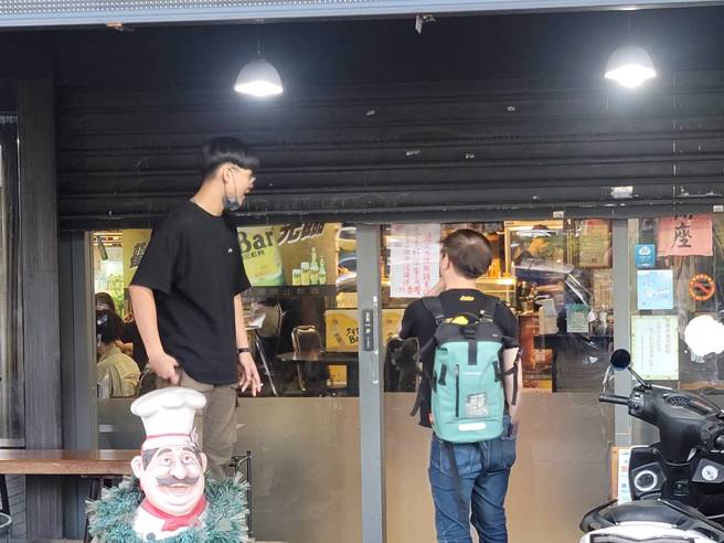 營業最後一天不接散客，用餐民眾驚訝。（游定剛拍攝）