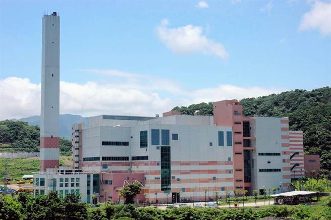 基隆市政府与垃圾最终处置场业者确定不续约，但业者直指市府是刻意用不合理的回馈金与垃圾处理费用逼退业者。图为基隆市天外天焚化炉。（基隆市政府提供／张志康基隆传真）
