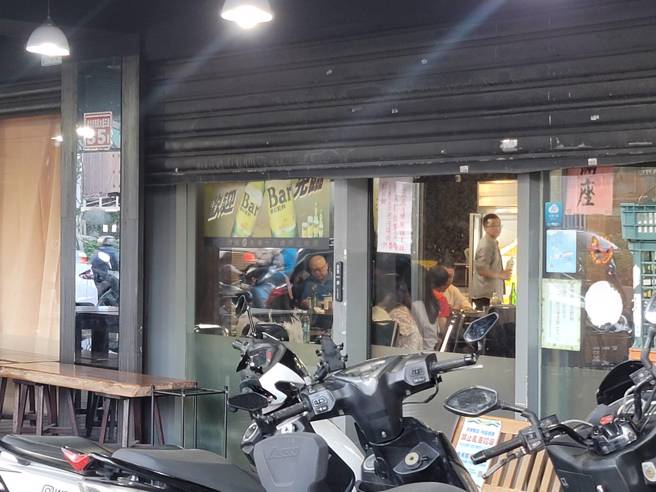 店內坐滿預約用餐客人。(游定剛拍攝)