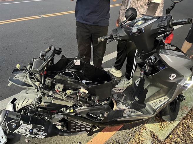 彰化县139线县道死亡车祸再添一桩，今天下午一名年仅20岁的女骑士，行经大彰路五段20公里处，疑似过弯不慎摔倒，连人带车直接喷到路边，撞到行道树与护栏后停下。(民眾提供／吴建辉彰化传真)