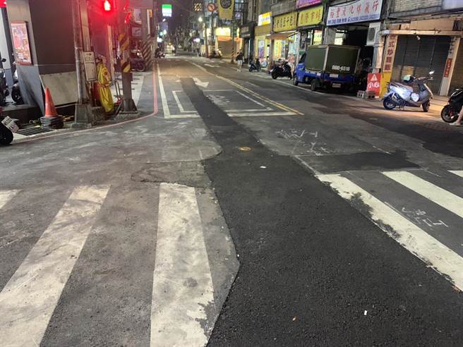 ▲基隆市刘铭传路因为施工频繁，导致路面凹凸不平，施工时又难以通行，引起民怨。（徐佑升摄）