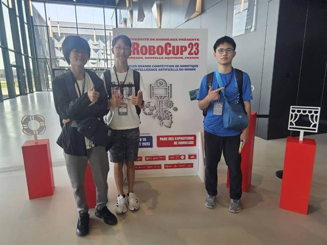 台灣小將所組成的隊伍在RoboCup機器人世界盃2023波爾多世界賽中獲得好成績。（「All is well」團隊提供／陳祐誠台北傳真）