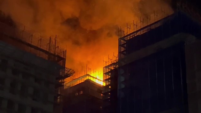 今（15）日晚间21时许，新北市三重区仁义街37巷内14楼建案发生火警，报案人指出14顶楼有火烟。（翻摄画面）