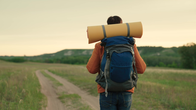徒步旅行能仔细体会风土人情，不少热爱健行人士会趁着转换职场跑道的空檔规划特别的旅程。（示意图／Shutterstock）