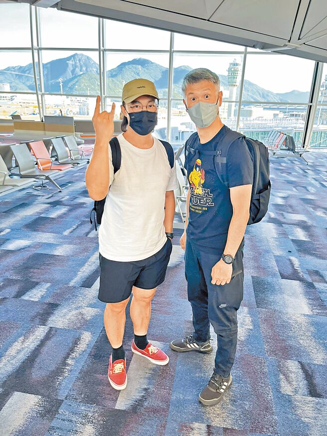 陈奕迅（左）与Band Leader来台前在香港机场合照。（My Kan廿一克有限公司提供）