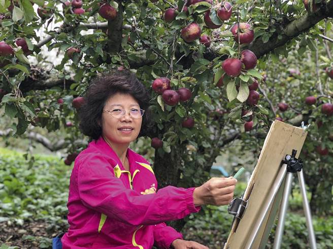 黄美贤亲赴田园写生，描绘花果之美。（黄美贤提供）