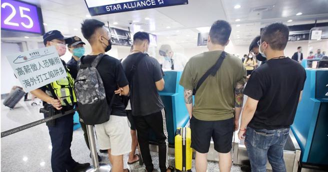 去年許多國人被騙至柬埔寨當詐團成員，不從便遭毒打凌虐，甚至被人蛇集團轉賣至kk園區，警方為遏阻不法，直接在機場舉牌加強宣導。（圖／翻攝當事人臉書）