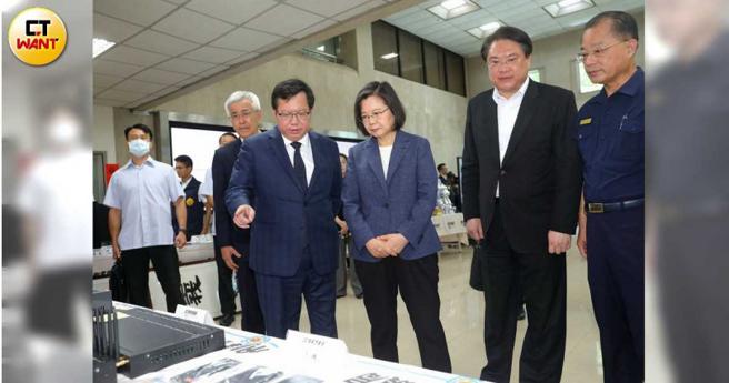 打詐國家隊成果豐碩，總統蔡英文曾親赴刑事局視察、頒獎，慰勞警察同仁。（圖／周志龍攝）