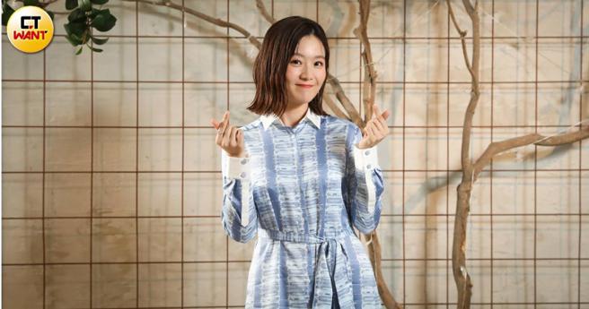 杨小黎从4岁起，妈妈就担任她的经纪人，她非常心疼妈妈多年的辛苦。（图／侯世骏摄）