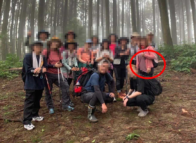 照片最右边粉色外套的女山友，竟出现了两只左手，让网友全都吓坏。(图／爆废公社二馆)