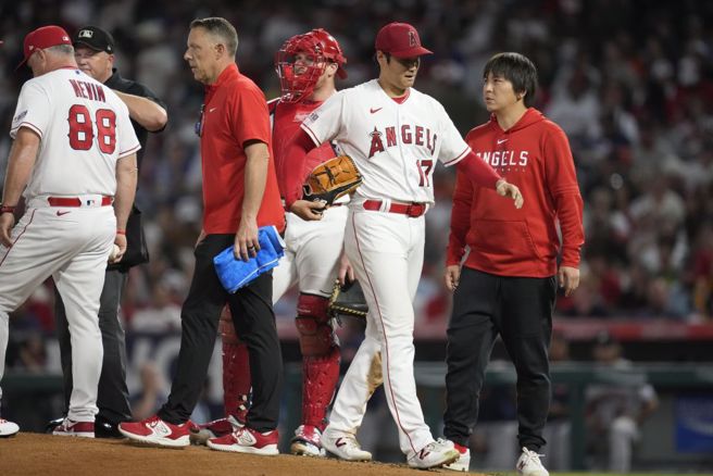 天使投手大谷翔平因為右手手指不舒服提前退場。（美聯社）