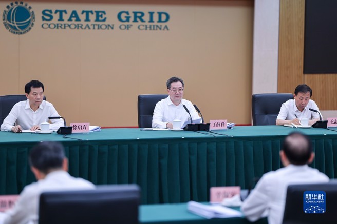 中共中央政治局常委、国务院副总理丁薛祥主持召开座谈会时强调，要全力保障迎峰度夏能源电力供应安全稳定。（新华社）