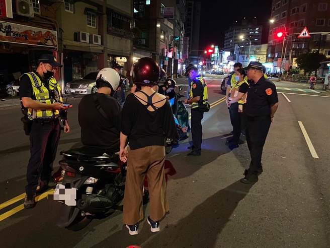 新北市警方配合环保局，15日凌晨于辖区取缔非法改装车辆。（新北市警察局提供）