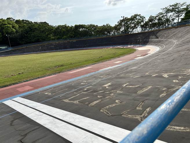 新竹市立自由车场有45年的歷史，场地老旧破损，赛道凹陷、龟裂，急需维修及改善。（王惠慧摄）