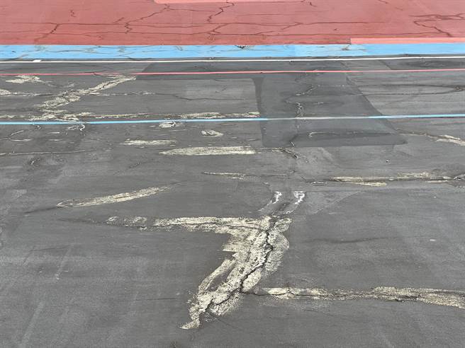 新竹市立自由车场有45年的歷史，场地老旧破损，主跑道龟裂严重，四处可见裂痕和补丁。（王惠慧摄）