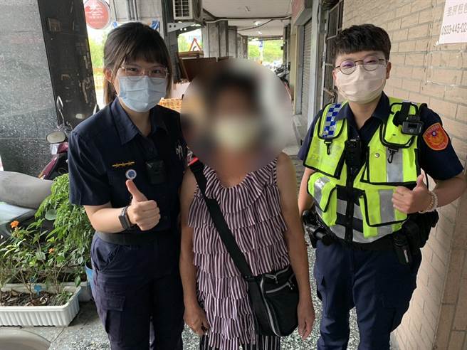 70岁黄姓妇人醉后遗失十万红包，刘女拾金不昩，黄妇感谢刘女和警方协助寻回。（台中市第三分局提供／冯惠宜台中传真）