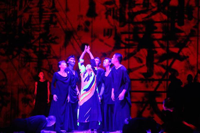云门舞集年度户外公演15日晚间在台北两厅院广场登场，演出艺术总监郑宗龙作品《十三声》，共有超过2万名观眾齐聚欣赏。（张铠乙摄）