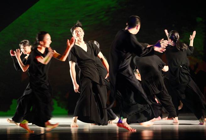云门舞集艺术总郑宗龙经典舞作《十三声》15日晚间在台北国家两厅院艺文广场户外公演，这出舞作既有独特的云门美学，更有来自台湾的文化符码，狂放舞者的身体与声音，呈现台湾旺盛生命力，将再次感动观眾。（张铠乙摄）