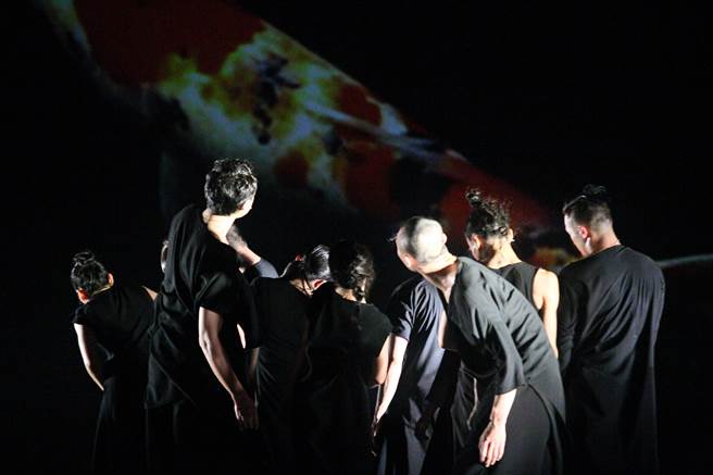  云门舞集年度户外公演15日晚间在台北两厅院广场登场，演出艺术总监郑宗龙作品《十三声》，共有超过2万名观眾齐聚欣赏。（张铠乙摄）