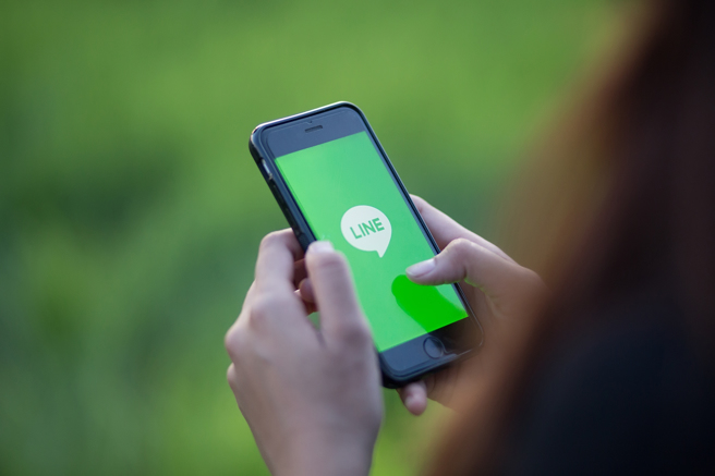 一名男子的LINE加好友及被加好友的人数都达5000人上限，无法被别人加入他超级崩溃。（图／示意图，达志影像）