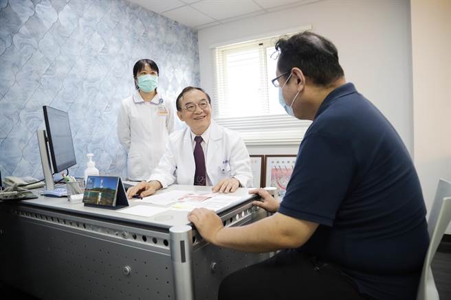 由亚洲减重代谢外科之父李威杰教授及来自基隆长庚医院减重外科医师王致远，一起帮助病人实现减重、不復胖和长期维持健康的目标。（罗东博爱医院提供／吴佩蓉宜兰传真）