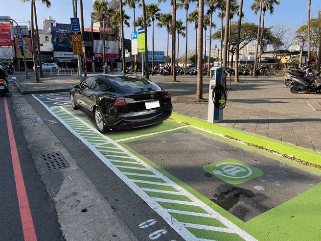 台南市設置1萬1000席智慧停車格，智慧化比例高達78％，為全台第一。（交通局提供／洪榮志台南傳真）