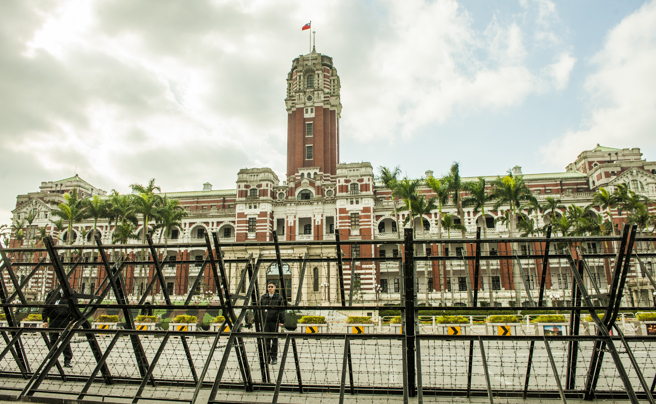 台北市前副市長黃珊珊號召民眾為了下一代，一起上凱道參加716公平正義救台灣遊行。圖為2017年總統府招開年金改革國是會議時，周遭戒備森嚴的模樣。（資料照／郭吉銓攝）