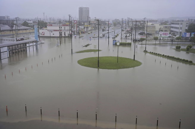 日本秋田縣昨降下破紀錄大雨，目前已知造成1死4傷，部分民宅及道路泡在水中。（圖/美聯社）