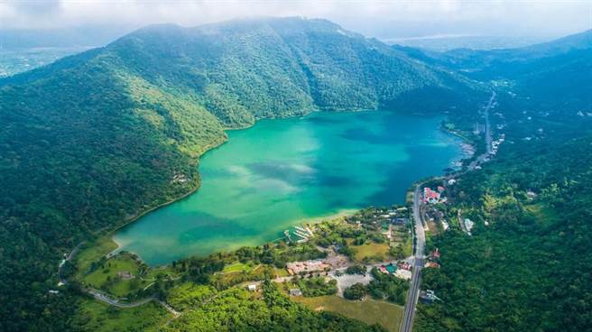 花莲县寿丰乡鲤鱼潭为堰塞湖，因周边民生与店家污水多排放于内，不时有优养化问题，影响生态。（纵管处提供／罗亦晽花莲传真）