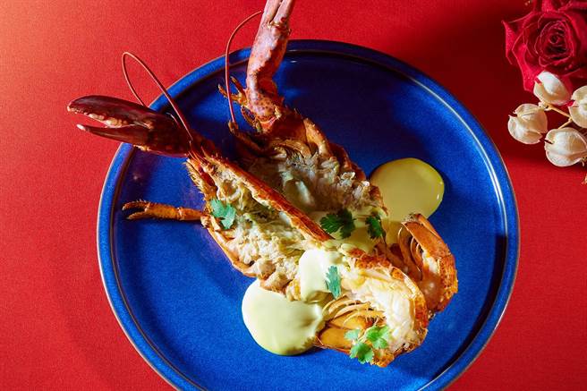 9月底前，铂丽安全日餐厅推出8人同行用餐上网评论留言就可加码赠送每人半尾的龙虾料理。（JR东日本大饭店台北提供)