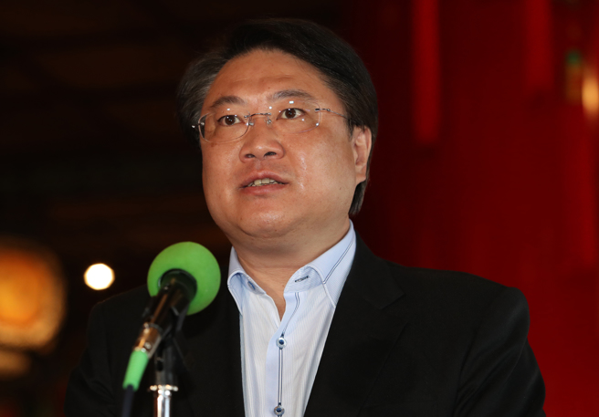 民进党全国党代表大会16日在台北圆山大饭店登场，出席的内政部长林右昌（图）会前受访。（刘宗龙摄）