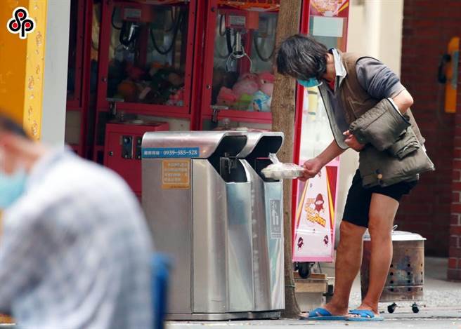 台北市邻里公园使用者多为附近住户，过去屡有民眾弃置家用垃圾，导致环境脏乱，且不易追查、罚处困难，造成社会资源浪费。（本报资料照片）