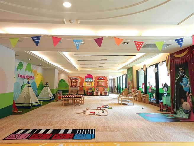 图说4 义大天悦饭店室内设施「欢乐小天地」提供不少玩具让小朋友玩乐，业者定期更新及清理，确保玩具的卫生安全。（义大天悦饭店提供）