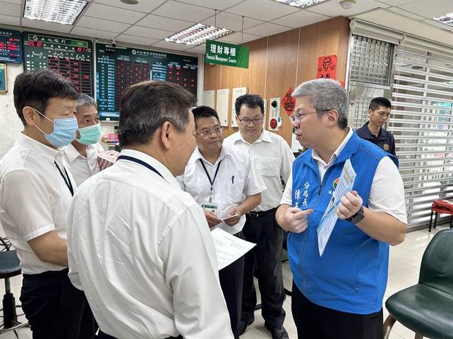 苗栗县通霄警分局制作反诈骗图卡，前往金融机构宣导。（警方提供／李京升苗栗传真）