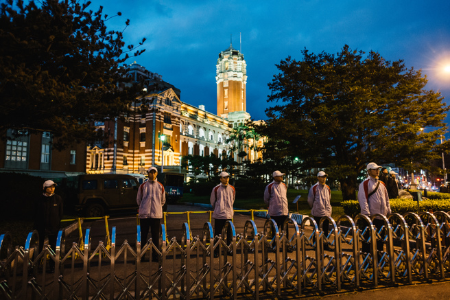 网友扬言在「716公平正义救台湾游行」上放炸弹，警方获报后紧急出动防爆犬探查，未发现任何可疑物品。图为2017年年金改革国是会议前，总统府周边架设蛇笼拒马并扩大封锁管制范围、增加维安人员的情况。（资料照／郭吉铨摄）