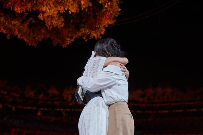 刘若英广州演唱会邀请陈绮贞当嘉宾，两人在台上拥抱。（相信音乐提供）