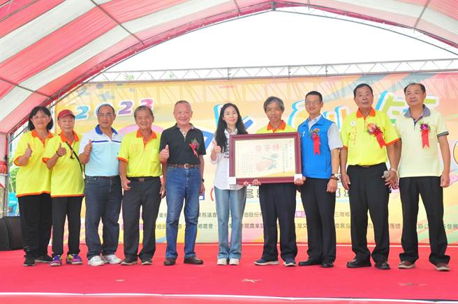 颁奖表扬特等奖的三湾梨农余春英。（苗栗县政府提供／李京升苗栗传真）