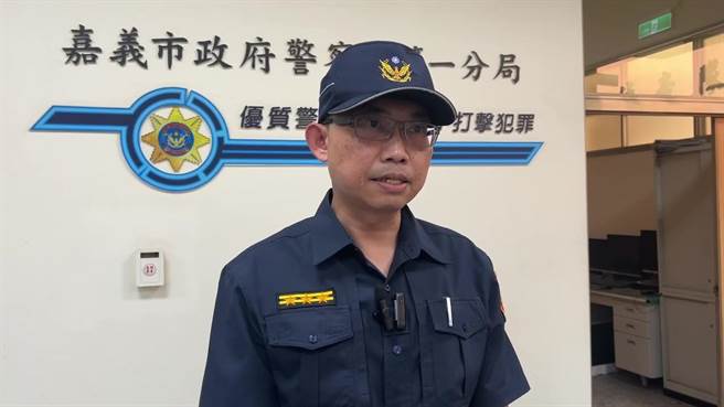 嘉义市警一分局副分局长殷嘉宏说明案情进度。（廖素慧摄）
