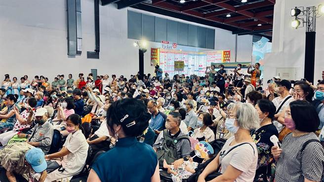 现场民眾热情参与，专注聆听汉服文化旅游活动介绍和相关表演。 （北京华文版图提供）