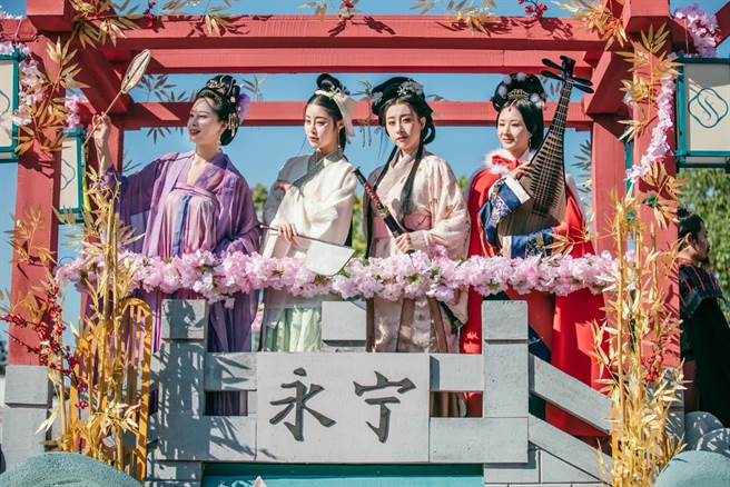 西塘汉服文化周，以四大美女花车巡游最为吸睛。（北京华文版图提供）