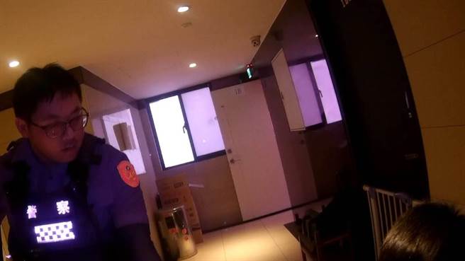 24岁张姓男子与林姓女友在出租套房吵架、砸东西，引来警方上门，惊见张男是通缉犯。(翻摄照片／蔡依珍桃园传真)