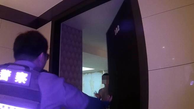 24岁张姓男子与林姓女友在出租套房吵架、砸东西，引来警方上门，惊见张男是通缉犯。(翻摄照片／蔡依珍桃园传真)