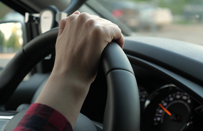 诈骗集团将行驶在高速公路的车辆当成「机房」。（示意图／shutterstock）