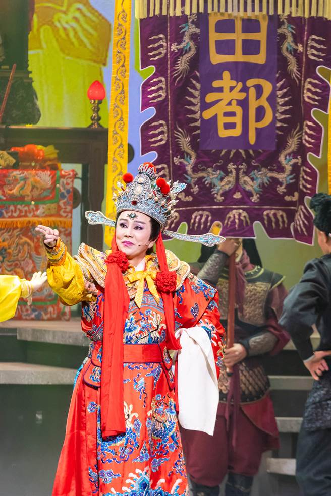 歷经两年多整修，台北市城市舞台今日重新开幕，由明华园总团担任净台祈福表演，当家小生孙翠凤扮演戏神田都元帅，为剧场送上祝福。（台北市艺文推广处提供／李欣恬台北传真）