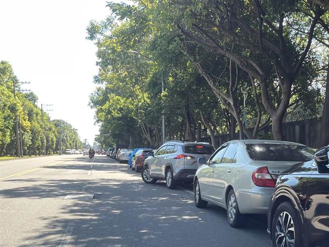 桃园龙冈地区民眾将车辆停在龙东路白线，警方开出200多张罚单并作出解释。(吕筱蝉摄)